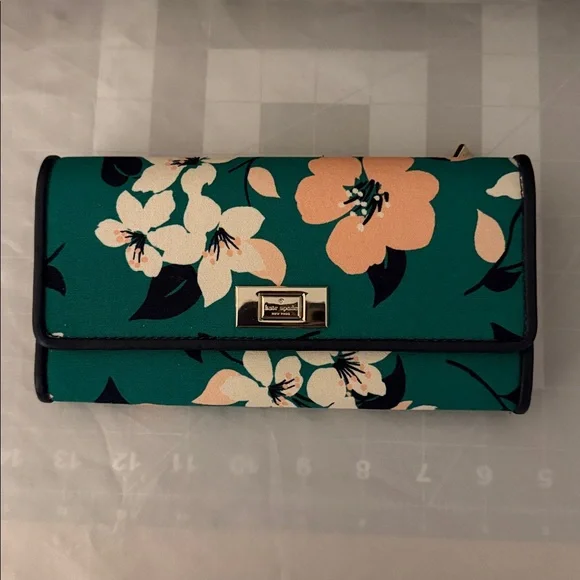 Floral Kate spade wallet - Picture 2 of 2